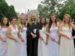 "Friends" star Kudrow mingles with students at Virginia girls school Commencement